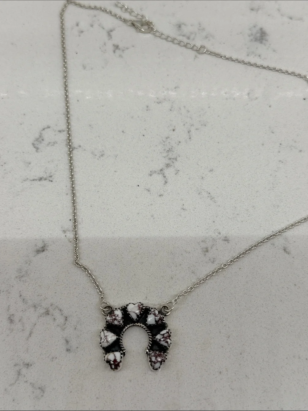 NWOT Sterling Silver  wild horse White and brownStone Horseshoe Pendant Necklace
